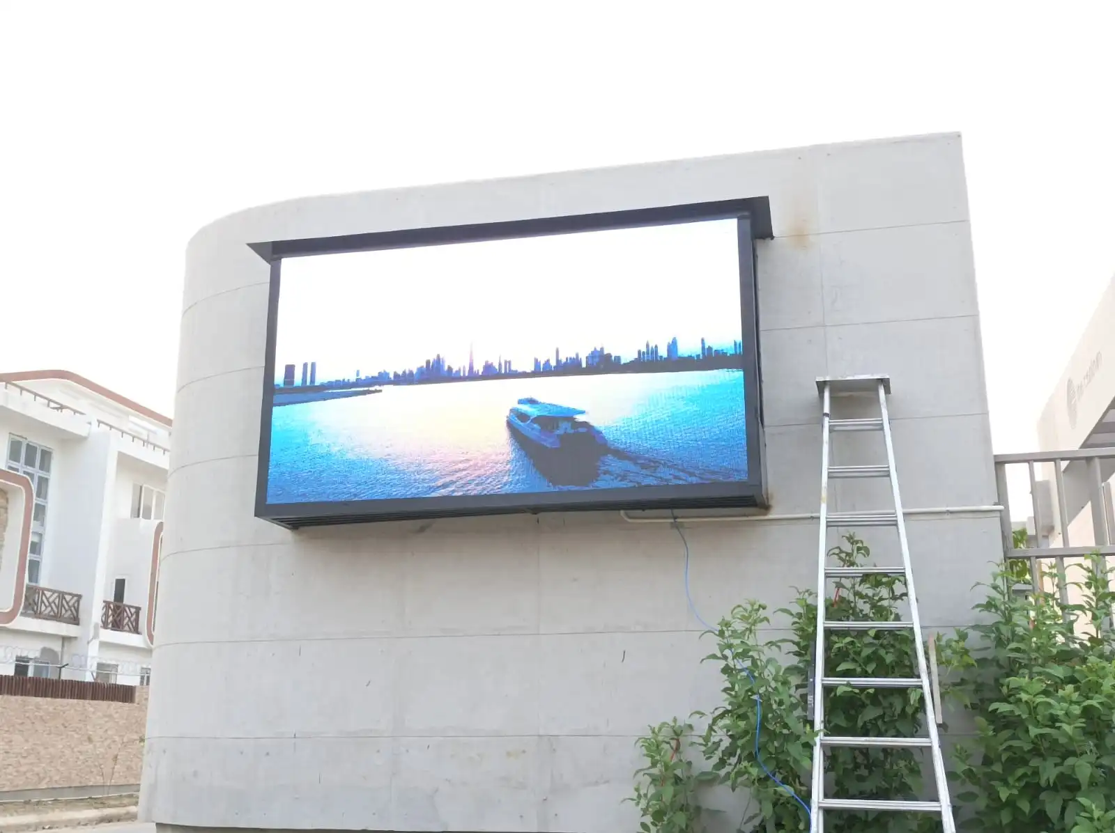 High-Brightness Outdoor LED Screen for Impactful Advertising - Image 2